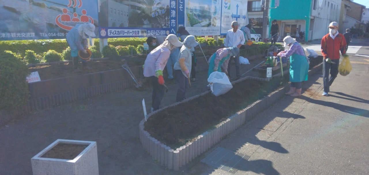 花抜きと土づくり　焼津市花の会様　10/16