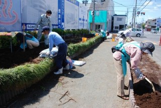 焼津市花の会様　４月の花壇の土づくり