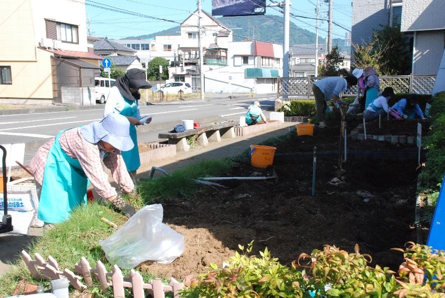 焼津市花の会様　10月花壇の土づくり