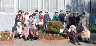 大井川花の会様　大井川公民館花壇の植え付け